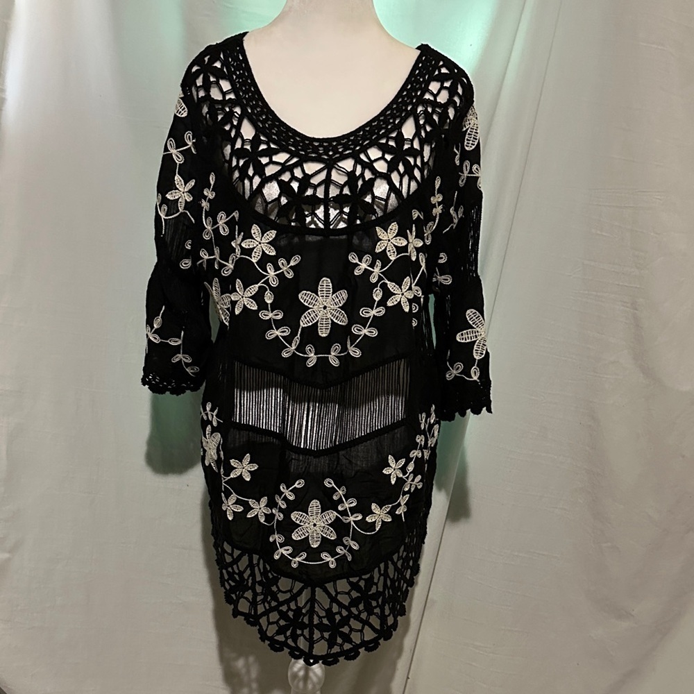 Oliver by Escio Black & cream Crochet Floral tunic size medium